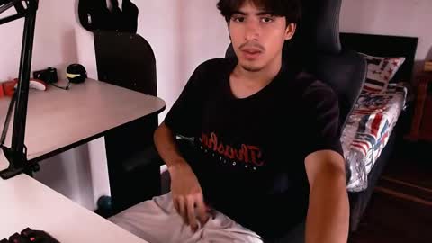 Snapshot of thieves_us chatting on December 19, 5:50 pm thieves_us online show from December 19, 5:50 pm