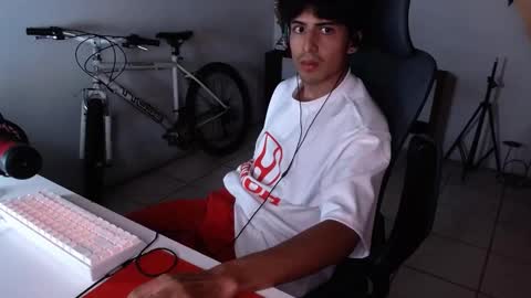 Snapshot of thieves_us chatting on October 13, 6:35 am thieves_us online show from October 13, 6:35 am