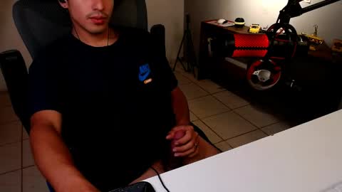 Snapshot of thieves_us chatting on May 21, 5:09 pm thieves_us online show from May 21, 5:09 pm