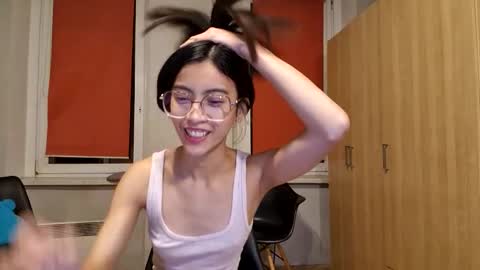 Snapshot of thifa2x chatting on December 17, 7:42 pm thifa2x online show from December 17, 7:42 pm