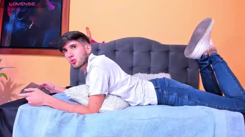 Snapshot of thiiago_tay chatting on December 16, 4:05 pm Thiiago online show from December 16, 4:05 pm