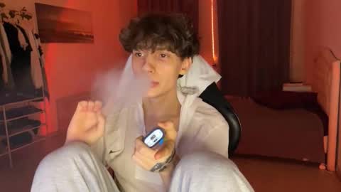 Snapshot of thomas617826 chatting on March 1, 9:39 pm Thomas Hill online show from March 1, 9:39 pm