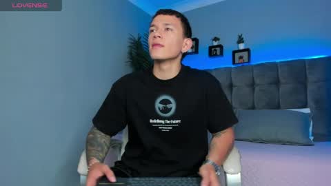 Snapshot of thomas_moon_ chatting on April 17, 2:53 pm Thomas online show from April 17, 2:53 pm