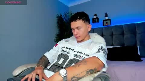 Snapshot of thomas_moon_ chatting on April 20, 1:58 pm Thomas online show from April 20, 1:58 pm