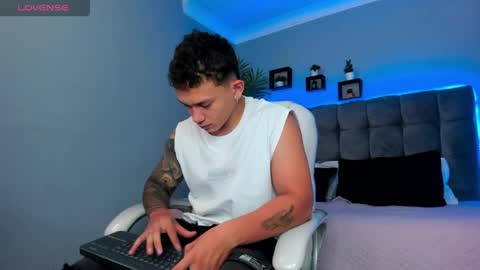 Snapshot of thomas_moon_ chatting on April 24, 1:57 pm Thomas online show from April 24, 1:57 pm