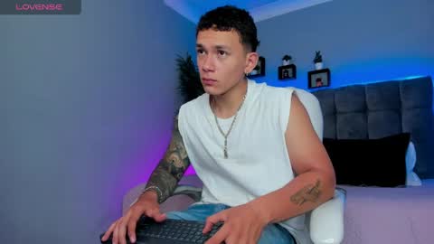 Snapshot of thomas_moon_ chatting on April 26, 2:37 pm Thomas online show from April 26, 2:37 pm