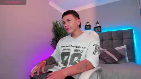 Snapshot of thomas_moon_ chatting on April 29, 1:15 pm Thomas online show from April 29, 1:15 pm