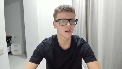 Snapshot of thomas_shelbivip chatting on December 11, 4:28 am Tomas online show from December 11, 4:28 am