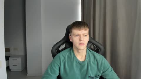 Snapshot of thomas_shelbivip chatting on February 2, 10:24 am Tomas online show from February 2, 10:24 am