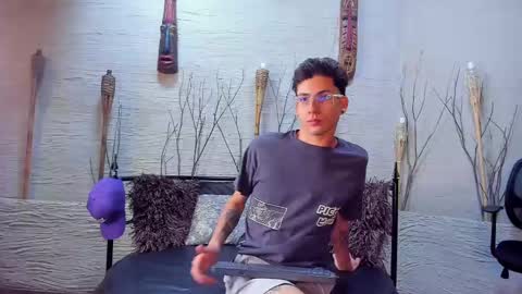 ThomasJones   online show from February 20, 11:31 am