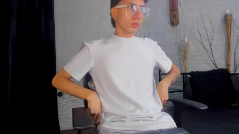 ThomasJones   online show from February 23, 11:44 am