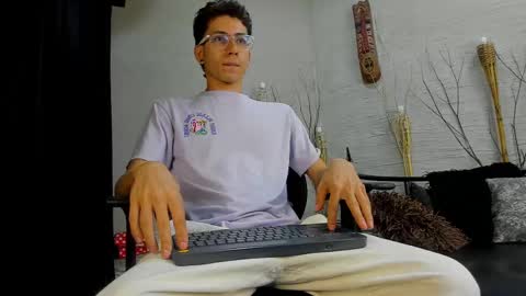 ThomasJones   online show from February 24, 11:21 am