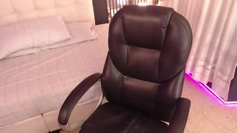 Snapshot of tiana_scot chatting on February 18, 12:45 pm LIA online show from February 18, 12:45 pm