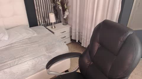 Snapshot of tiana_scot chatting on February 23, 11:40 am LIA online show from February 23, 11:40 am