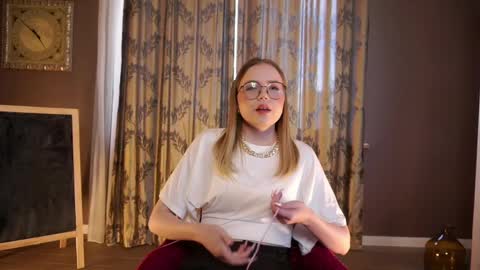 Snapshot of tiannadavy chatting on April 1, 11:33 am Jane online show from April 1, 11:33 am