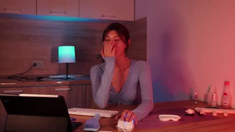 Snapshot of tiffantasy chatting on September 28, 5:40 pm Im here on Fridays Saturdays Sundays online show from September 28, 5:40 pm