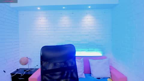 tiffanyhoustton online show from March 18, 12:30 pm