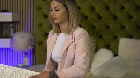 Snapshot of tiffanymaze chatting on September 16, 6:03 am Ilaria online show from September 16, 6:03 am