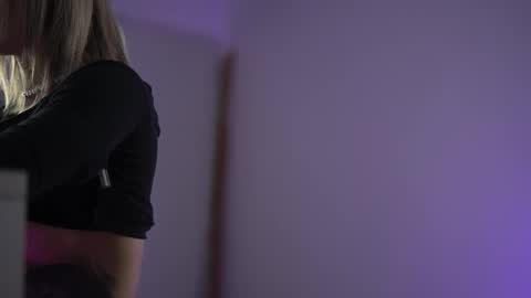 Snapshot of tiffanymaze chatting on October 11, 7:18 am Ilaria online show from October 11, 7:18 am