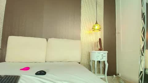 T I F F A N Y online show from February 27, 7:58 pm