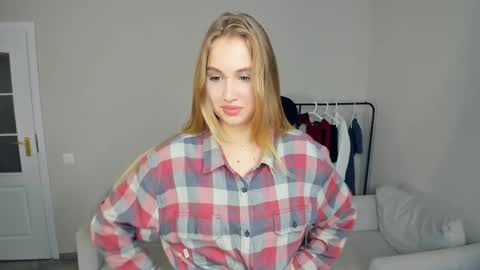 Snapshot of tilliecristello chatting on November 9, 8:45 am Elizabeth Elize online show from November 9, 8:45 am