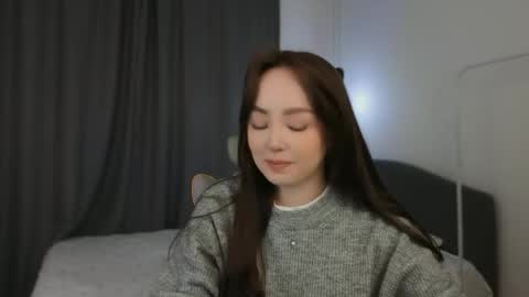 Mia online show from April 19, 1:43 pm