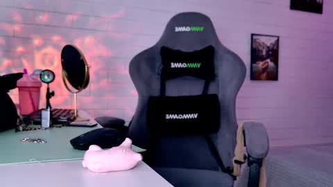 Tina Davil online show from March 4, 9:15 am