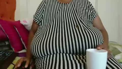 Snapshot of tinagiant chatting on January 17, 9:17 am tinagiant online show from January 17, 9:17 am