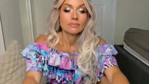 tinkerbell822 online show from May 22, 7:04 am