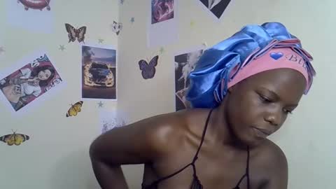 Snapshot of tinnie_e chatting on January 10, 12:40 pm tinnie_e online show from January 10, 12:40 pm