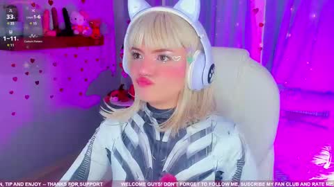 Snapshot of tiny__emmy chatting on February 17, 10:25 pm Emmy blue berry1 online show from February 17, 10:25 pm