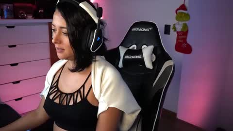 Snapshot of tiny_panther chatting on December 6, 1:51 am Ana Molly online show from December 6, 1:51 am