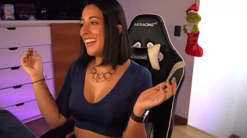 Snapshot of tiny_panther chatting on December 7, 6:04 pm Ana Molly online show from December 7, 6:04 pm