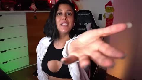 Snapshot of tiny_panther chatting on December 15, 7:02 am Ana Molly online show from December 15, 7:02 am