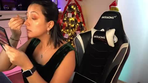 Snapshot of tiny_panther chatting on December 23, 8:14 pm Ana Molly online show from December 23, 8:14 pm