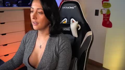 Snapshot of tiny_panther chatting on December 26, 9:15 pm Ana Molly online show from December 26, 9:15 pm