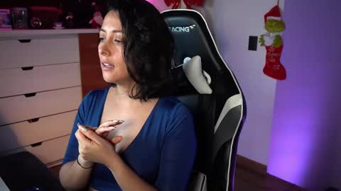 Snapshot of tiny_panther chatting on January 4, 4:12 am Ana Molly online show from January 4, 4:12 am