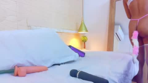 tiny_sarah1 online show from April 17, 7:00 am