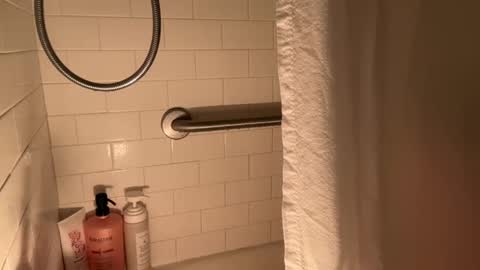 Snapshot of tinycasual chatting on December 6, 6:17 pm Tea online show from December 6, 6:17 pm