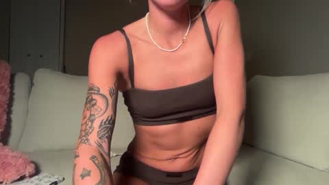 Snapshot of tinytayy chatting on June 3, 3:42 am tinytayy online show from June 3, 3:42 am