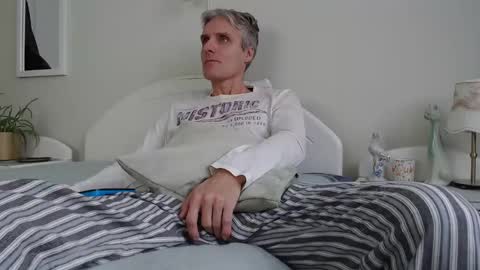 Daniel Bisexual uncut 20cm online show from December 24, 8:55 am