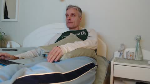 Daniel Bisexual uncut 20cm online show from January 25, 4:03 pm