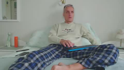 Daniel Bisexual uncut 20cm online show from September 20, 5:52 am