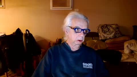 Snapshot of tom112292014 chatting on December 23, 2:45 am tom112292014 online show from December 23, 2:45 am