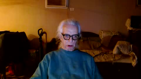 Snapshot of tom112292014 chatting on December 23, 2:42 am tom112292014 online show from December 23, 2:42 am