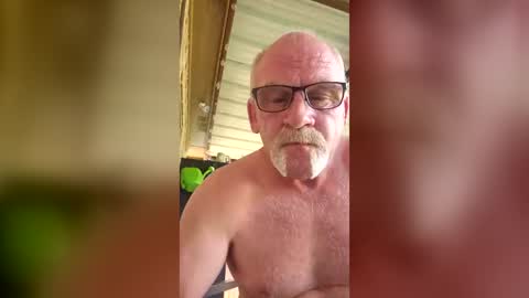 Snapshot of tom742499 chatting on June 22, 10:29 pm tom742499 online show from June 22, 10:29 pm