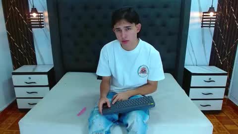 tom_0002 online show from December 18, 12:44 pm