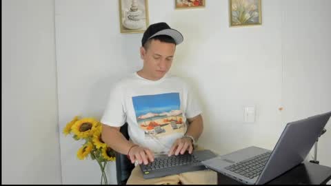 Snapshot of tomasstyl_ chatting on June 2, 6:32 pm tomasstyl_ online show from June 2, 6:32 pm