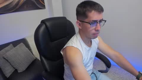 Snapshot of tommas_johnson chatting on February 22, 3:51 am Tomas online show from February 22, 3:51 am