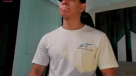 tony_petrov online show from May 21, 7:26 am